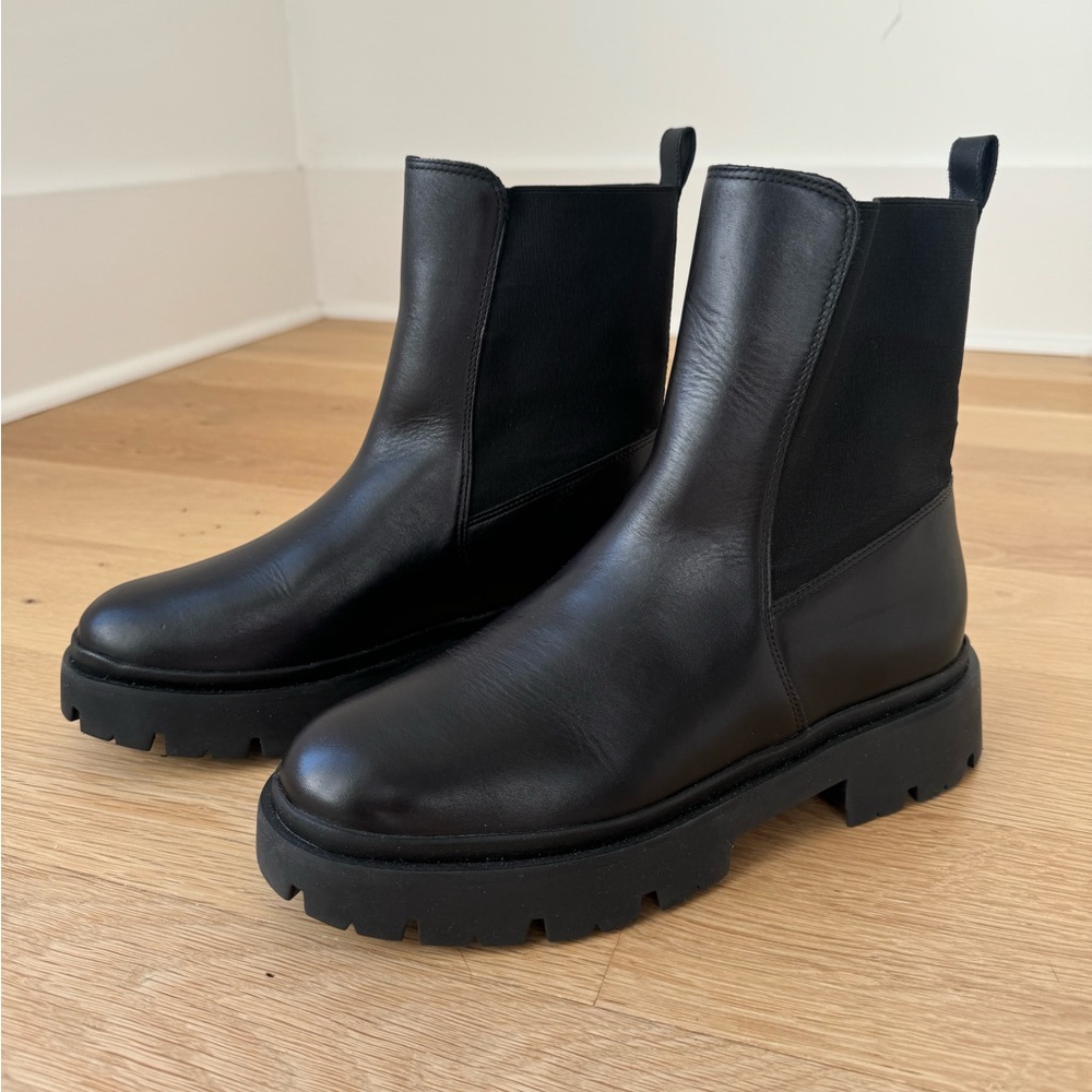 NEW Schutz Billie Chelsea Boot. Size 8.5